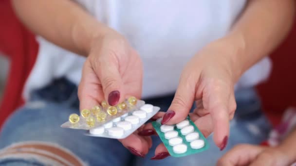 Az influenzaellenes gyógyszert tartó női kezek közelsége — Stock videók