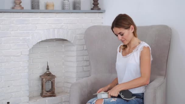 Vrouw die druk meet met stethoscoop in de woonkamer — Stockvideo