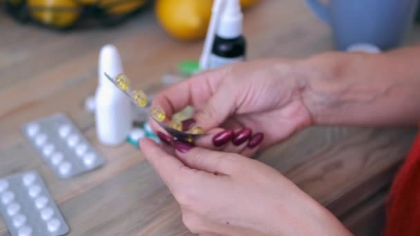 Fechar as mãos femininas segurando pílulas com fundo embaçado — Vídeo de Stock