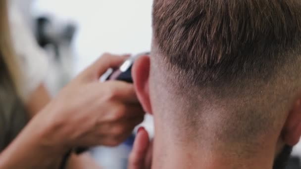 Peluquería clippering clientes cabello con máquina en la barbería — Vídeos de Stock