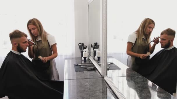 Stylistin macht stylische Frisur für Kundin im Friseurladen — Stockvideo