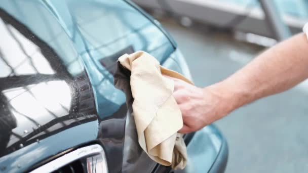 Persona lavando coche negro con tela exterior — Vídeo de stock