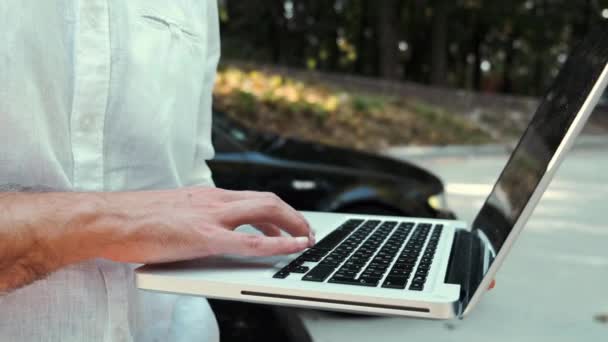 Крупный план руки и ноутбука с черной клавиатурой — стоковое видео