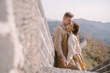 Çin Seddi 'nde sevgi gösteren genç ve güzel bir çift.