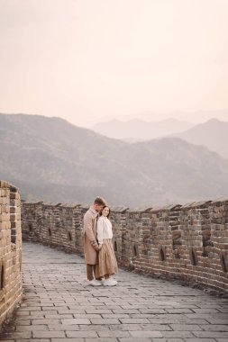 Çin Seddi 'nde sevgi gösteren genç ve güzel bir çift.