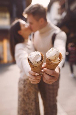 Yeni evli çift, Çin 'in Yuyuan bölgesinde Şangay' da bir sokakta dondurma yiyorlar..