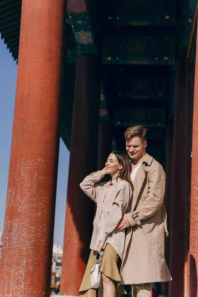 Bella coppia esplorare attrazioni turistiche a Pechino Cina — Foto Stock