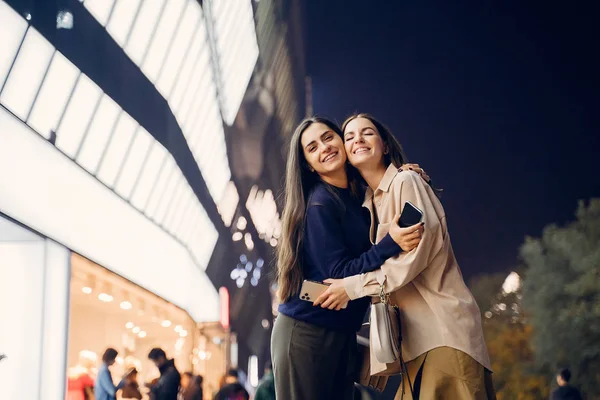Dos novias explorando una nueva ciudad por la noche . —  Fotos de Stock