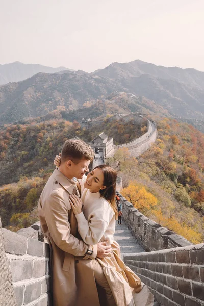 Όμορφο νεαρό ζευγάρι δείχνει στοργή στο Σινικό Τείχος της Κίνας — Φωτογραφία Αρχείου