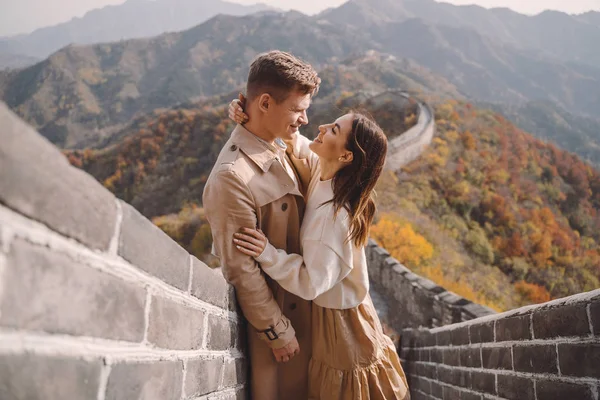 Belo jovem casal mostrando carinho na Grande Muralha da China — Fotografia de Stock