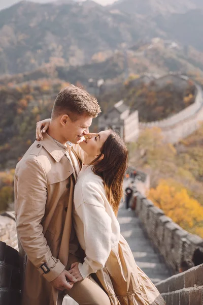 Belo jovem casal mostrando carinho na Grande Muralha da China — Fotografia de Stock