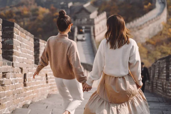 Two female friends walking along the Great Wall of China near the Beijing entarnce — Stock Photo, Image