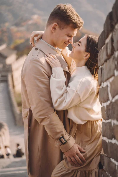 Hermosa pareja joven abrazándose en la Gran Muralla de China — Foto de Stock