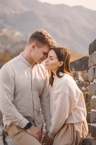 Hermosa pareja joven abrazándose en la Gran Muralla de China — Foto de Stock