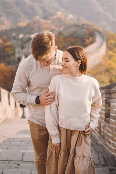 Belo jovem casal abraçando a Grande Muralha da China — Fotografia de Stock