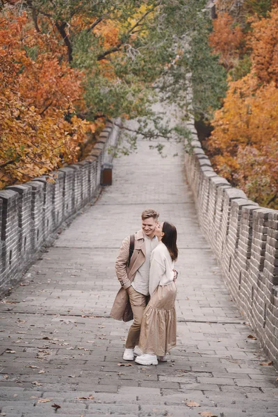 Jovem casal beijando na Grande Muralha da China — Fotografia de Stock