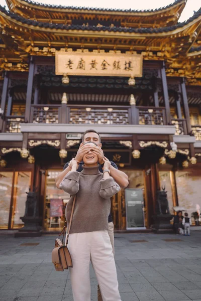 Newlywed couple showing affection and holding hands in Shanghai near Yuyuan while visiting China — 스톡 사진