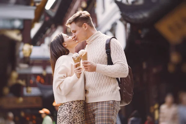 Pareja recién casada comiendo helado de un cono en una calle en Shanghai cerca de Yuyuan China . — Foto de Stock