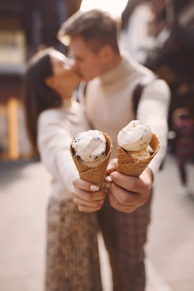 Coppia appena sposata mangiare gelato da un cono su una strada a Shanghai vicino Yuyuan Cina . — Foto Stock