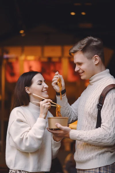 Casal recém-casado comer macarrão com pauzinhos em Xangai fora de um mercado de alimentos — Fotografia de Stock