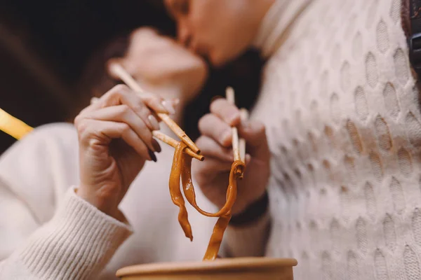 Şangay 'da yemek çubuklarıyla erişte yiyen yeni evli çift. — Stok fotoğraf