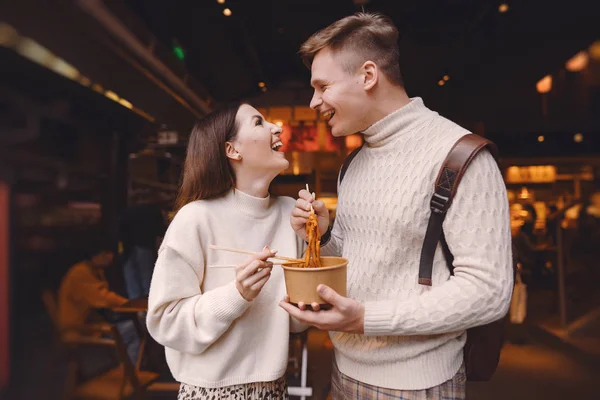 Pareja recién casada comiendo fideos con palillos en Shanghai fuera de un mercado de alimentos —  Fotos de Stock