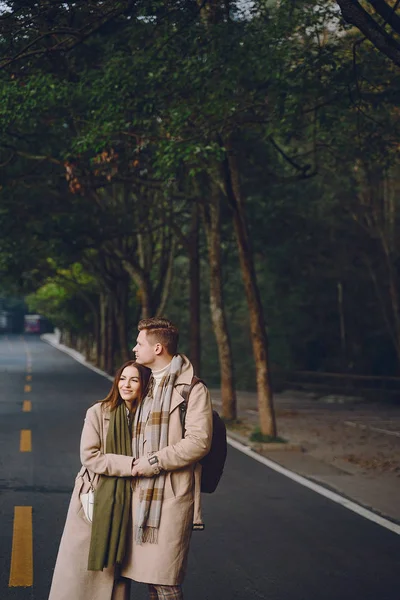 Sposi che mostrano affetto e si tengono per mano mentre camminano attraverso il parco forestale nazionale zhangjiajie — Foto Stock