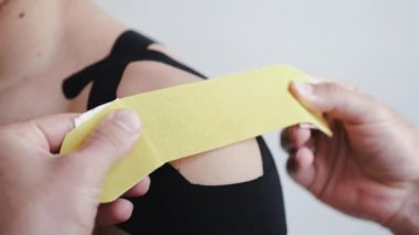 Erkek omzuna kineziyoloji bandı yerleştirme süreci kapanıyor
