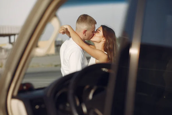 Beau couple passer du temps dans un parc d'été près d'une voiture — Photo