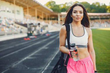 Stadyumda sporcu kız eğitimi.