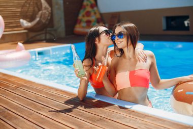 Yüzme havuzunda yaz partisinde kızlar