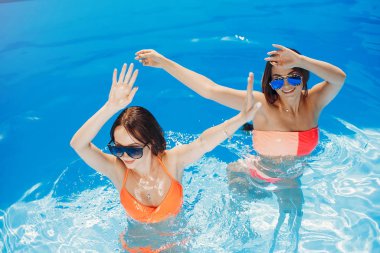 Yüzme havuzunda yaz partisinde kızlar