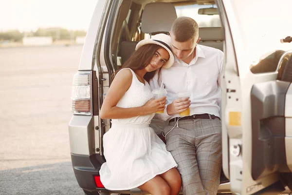 Güzel bir çift, bir yaz parkında bir arabanın yanında vakit geçirir. — Stok fotoğraf
