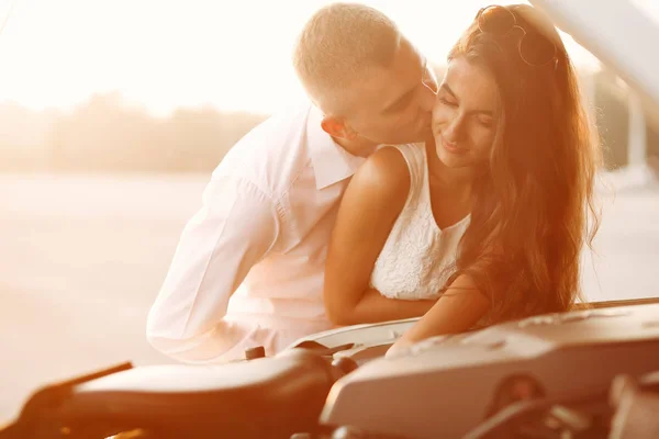 Beau couple passer du temps dans un parc d'été près d'une voiture — Photo