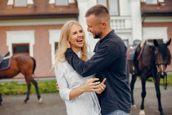 Couple affectueux mignon avec cheval sur ranch — Photo