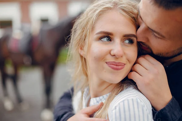 Couple affectueux mignon avec cheval sur ranch — Photo