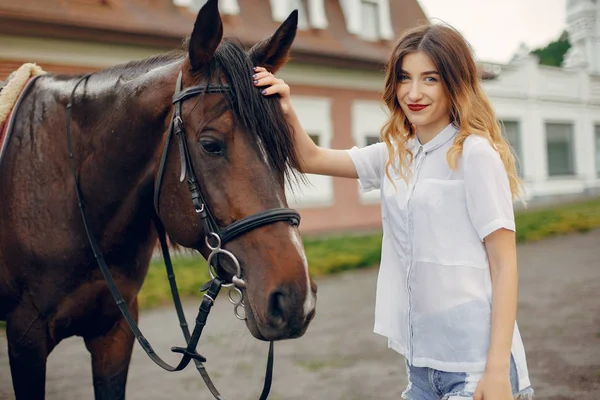 Mulher bonita de pé com um cavalo — Fotografia de Stock