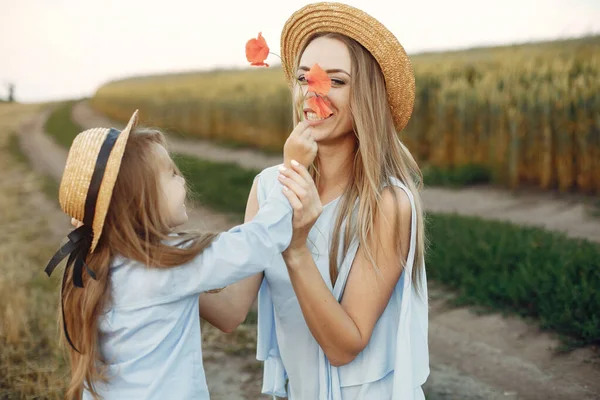 Mother with daughter playing in a summer field — Stock Photo, Image