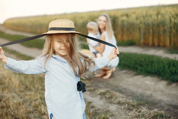 Mutter mit Kindern beim Spielen auf einem Sommerfeld — Stockfoto