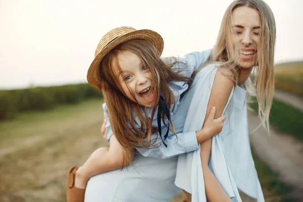 Moeder met dochter spelen in een zomer veld — Stockfoto