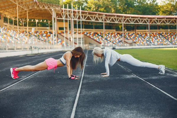 Treinamento de meninas de esportes no estádio — Fotografia de Stock