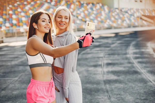 Allenamento di ragazze sportive allo stadio — Foto Stock