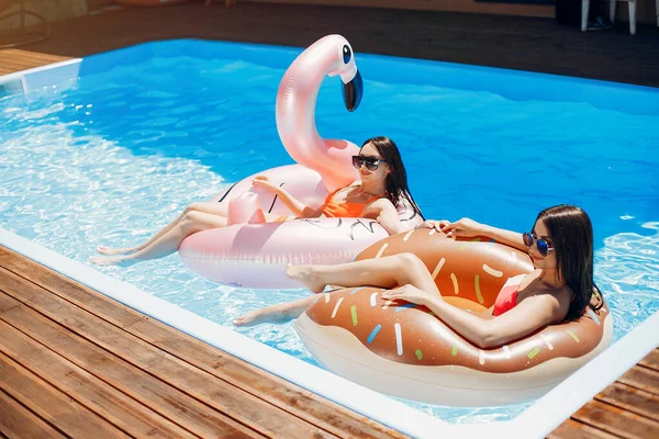 Девушки на летней вечеринке в бассейне — стоковое фото