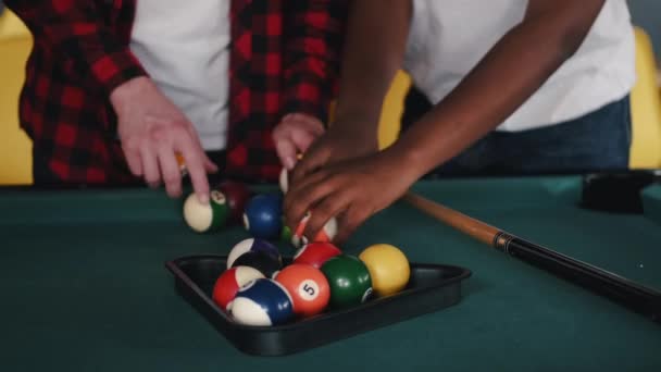 Vue recadrée des boules de billard sur la table de billard dans le club — Video