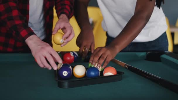 Vista cortada de bolas de bilhar na mesa de bilhar no clube — Vídeo de Stock