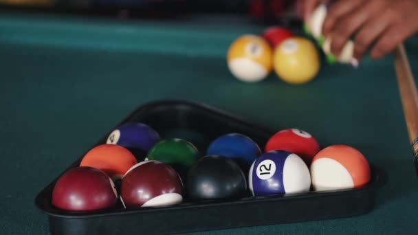 Vista cortada de bolas de bilhar na mesa de bilhar no clube — Vídeo de Stock
