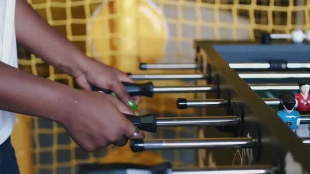 Beskuren bild av processen att spela bordsfotboll inomhus — Stockvideo