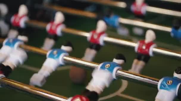 Vista recortada del proceso de jugar al futbol de mesa en interiores — Vídeo de stock