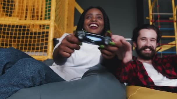 Amici che giocano su console con joystick insieme al chiuso — Video Stock