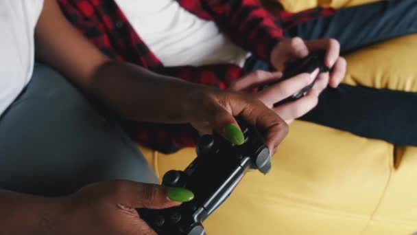 Primer plano de las manos sosteniendo joysticks mientras juega a juego en la consola — Vídeos de Stock